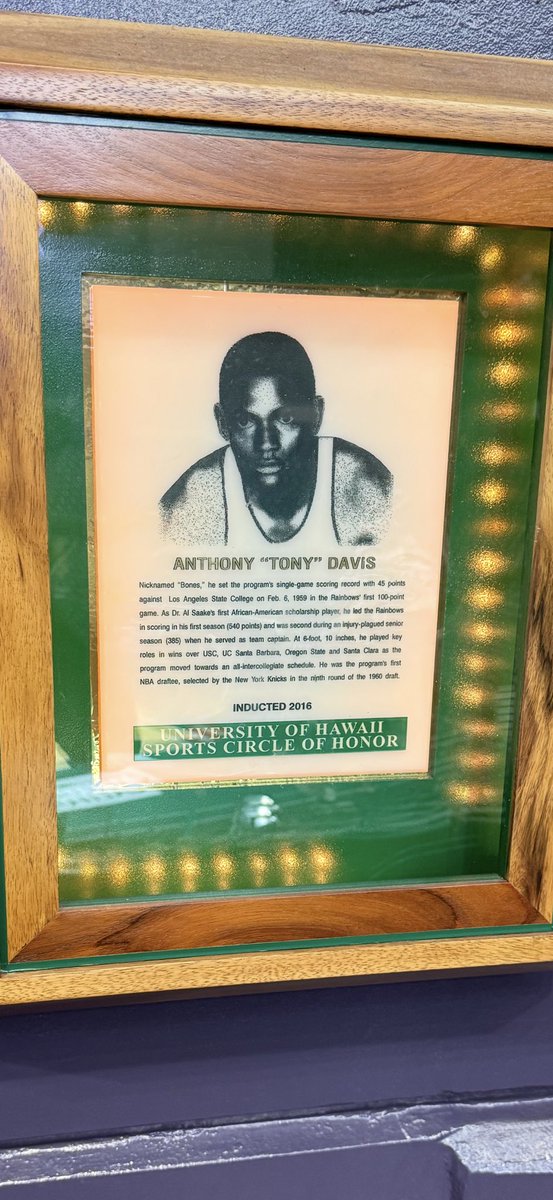 GuavaPressMedia's tweet image. Incredible career by Anthony “Tony” Davis

📸 @justinbaptiz

#HawaiiMBB #Bones #AnthonyDavis #AnthonyTonyDavis #GoBows #ManaOhana #NCAAMBB #GuavaPress