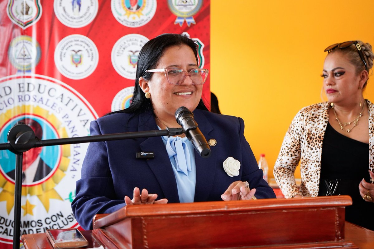 LorenaRosadoS's tweet photo. Celebramos la graduación de los bachilleres de la Unidad Educativa Sabino Eipacio Rosales Panchana, orgullo de nuestra juventud rural. 

Entregamos una beca del 100% y una tablet al mejor bachiller, reconociendo su esfuerzo y apostando por su futuro. Este es el compromiso con la educación que impulsa el presidente @DanielNoboaOk y que desde la Asamblea Nacional del Ecuador seguimos respaldando.
#LorenaRosado #AsambleístaPorGuayas