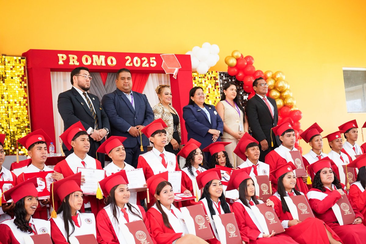 LorenaRosadoS's tweet photo. Celebramos la graduación de los bachilleres de la Unidad Educativa Sabino Eipacio Rosales Panchana, orgullo de nuestra juventud rural. 

Entregamos una beca del 100% y una tablet al mejor bachiller, reconociendo su esfuerzo y apostando por su futuro. Este es el compromiso con la educación que impulsa el presidente @DanielNoboaOk y que desde la Asamblea Nacional del Ecuador seguimos respaldando.
#LorenaRosado #AsambleístaPorGuayas