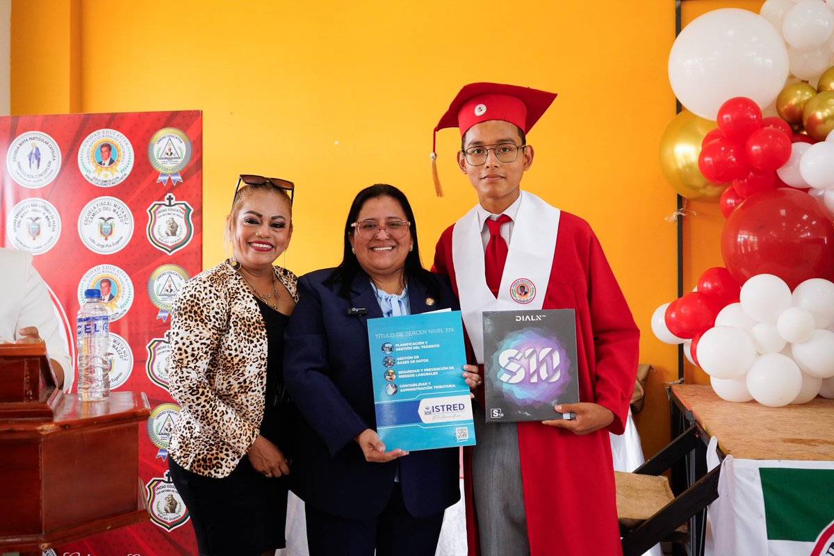 LorenaRosadoS's tweet photo. Celebramos la graduación de los bachilleres de la Unidad Educativa Sabino Eipacio Rosales Panchana, orgullo de nuestra juventud rural. 

Entregamos una beca del 100% y una tablet al mejor bachiller, reconociendo su esfuerzo y apostando por su futuro. Este es el compromiso con la educación que impulsa el presidente @DanielNoboaOk y que desde la Asamblea Nacional del Ecuador seguimos respaldando.
#LorenaRosado #AsambleístaPorGuayas