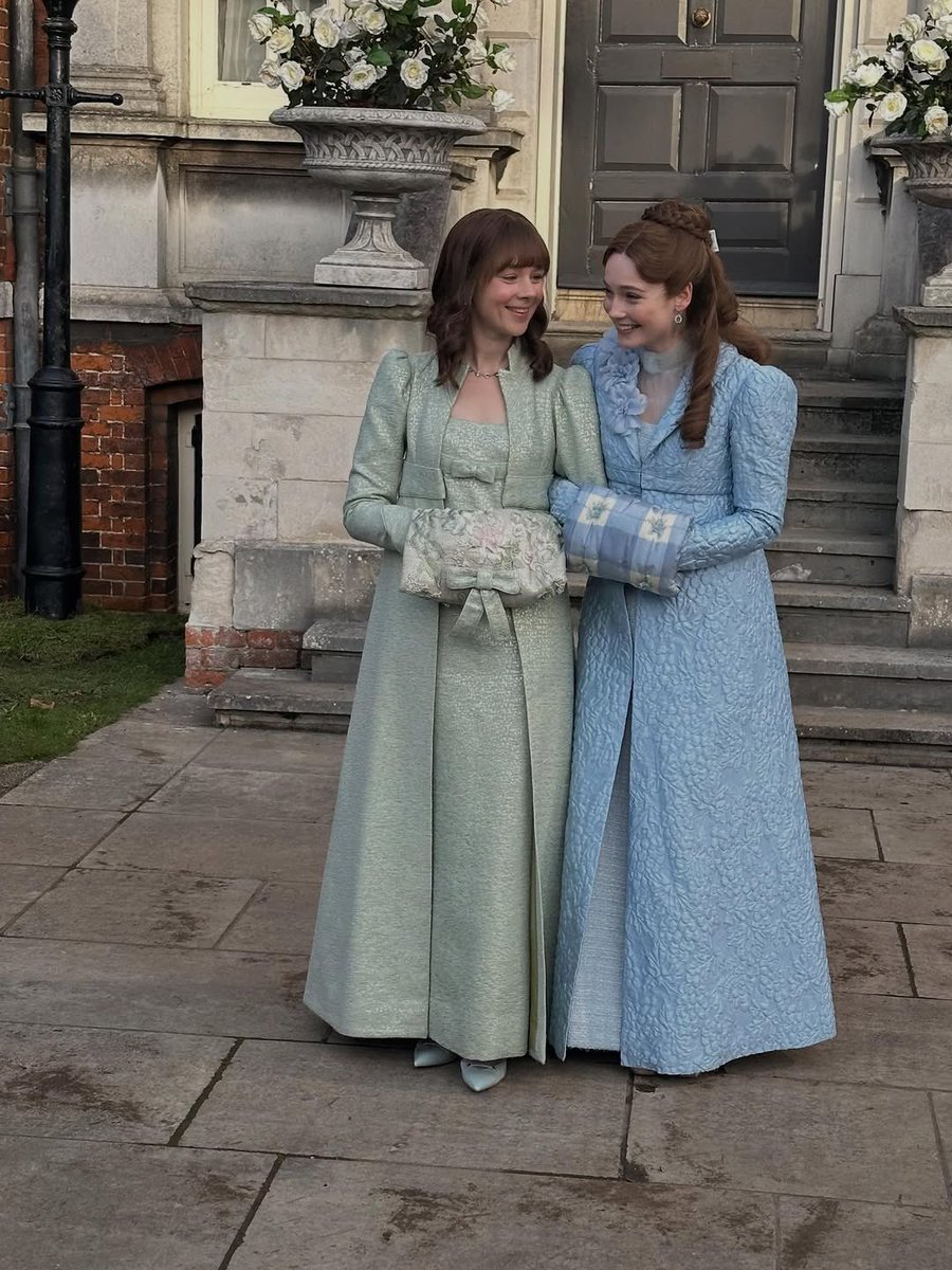 hannahdoddbr's tweet photo. Novas/antigas fotos de Hannah Dodd nos bastidores da quarta temporada de ‘Bridgerton’, compartilhadas por Victor Alli em seu Instagram. https://t.co/sVA1NfcRGJ