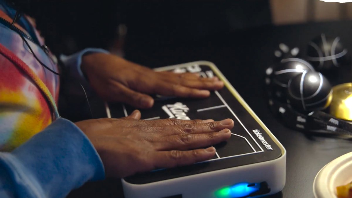 The Kings teamed up with @ticketmaster to welcome the Sacramento Society for the Blind to @golden1center for a special OneCourt experience.
Thanks to Ticketmaster, members of the society were able to experience OneCourt, an innovative device that uses haptic technology to translate the movement of the ball into real-time vibrations for fans to feel with their fingertips.