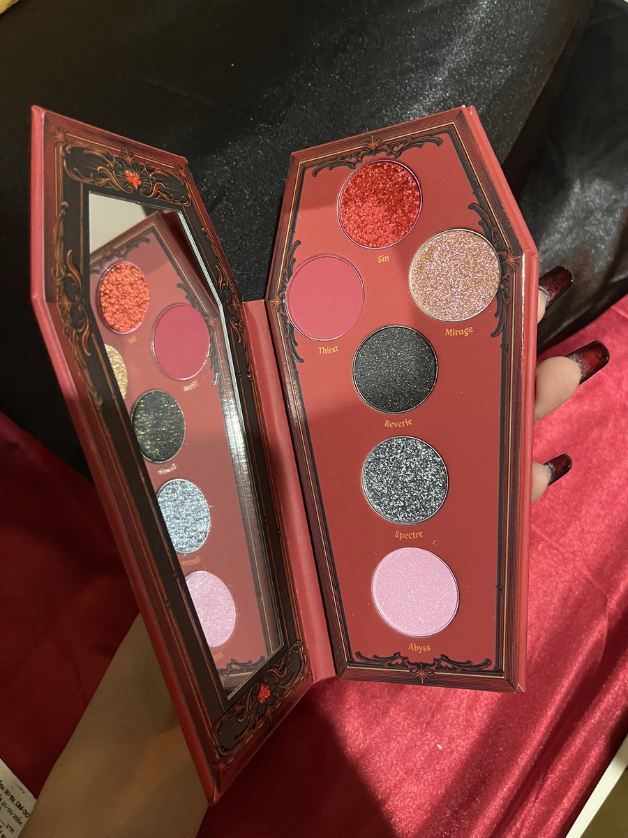 ใช้แล้วคับบ ขออนุญาตมาขายเจ้าของที่ทำเป็นเจ้าของ Bar Dusk (goth/metal Bar) ตรง The Hub ด้วย เลยตั้งชื่อแบรนด์ คสอ ชื่อนี้
สีสวยเม็ดสีแน่นมากก อยากให้ไปตำกันเยอะๆ