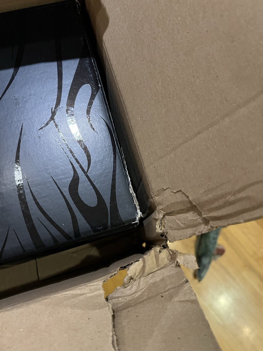 A_BATHING_ADAM's tweet photo. @stockx why do y’all suck so bad?? charge the most on all your fees but ship like shit??? 1 little piece of bubble wrap?!? https://t.co/NB5C4W551a