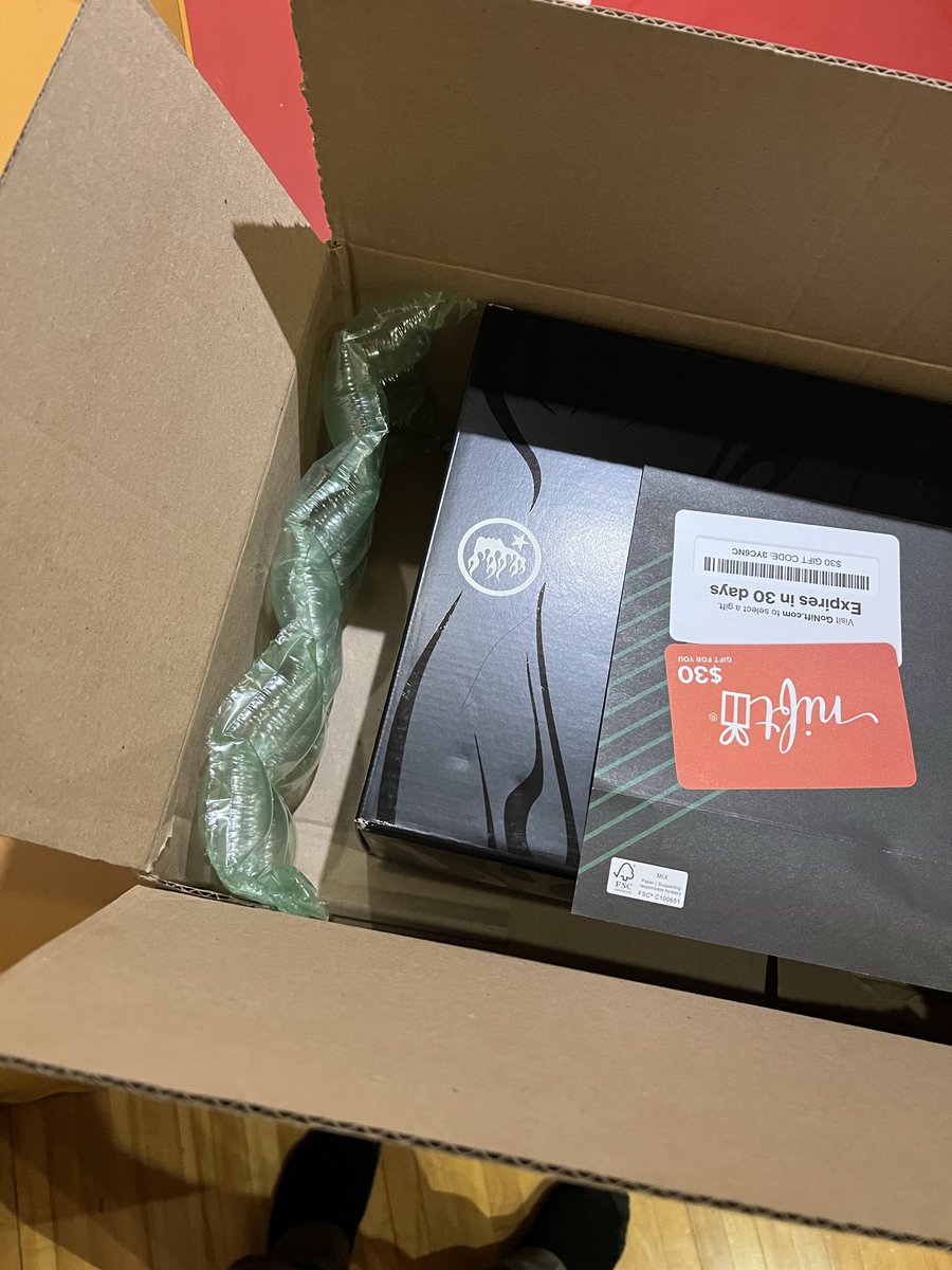 A_BATHING_ADAM's tweet photo. @stockx why do y’all suck so bad?? charge the most on all your fees but ship like shit??? 1 little piece of bubble wrap?!? https://t.co/NB5C4W551a