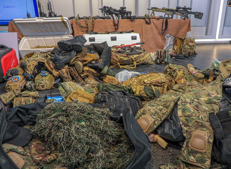 🚨‼️ Se ocuparon fusiles de distintos calibres, una escopeta Winchester, fusiles tipo DB AR-15, un fusil Delta, 11 pistolas y un módulo individual para cada uno de los diez ocupantes, que incluía fusil, pistola, cuchillo, uniforme de camuflaje, entre otros equipos.