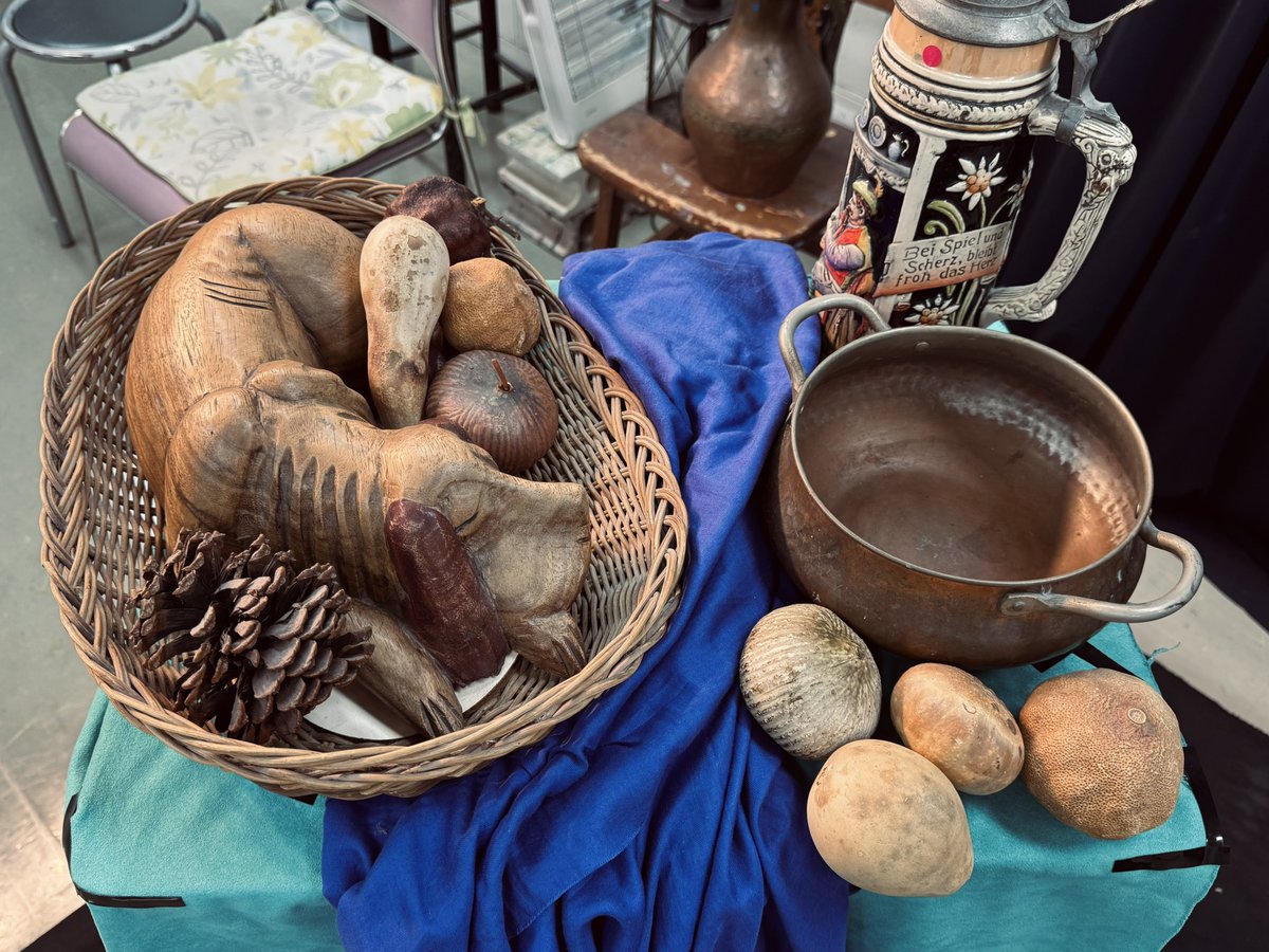 パンが無かったので、モチーフ棚から色味で選んで犬の木彫を。本家では