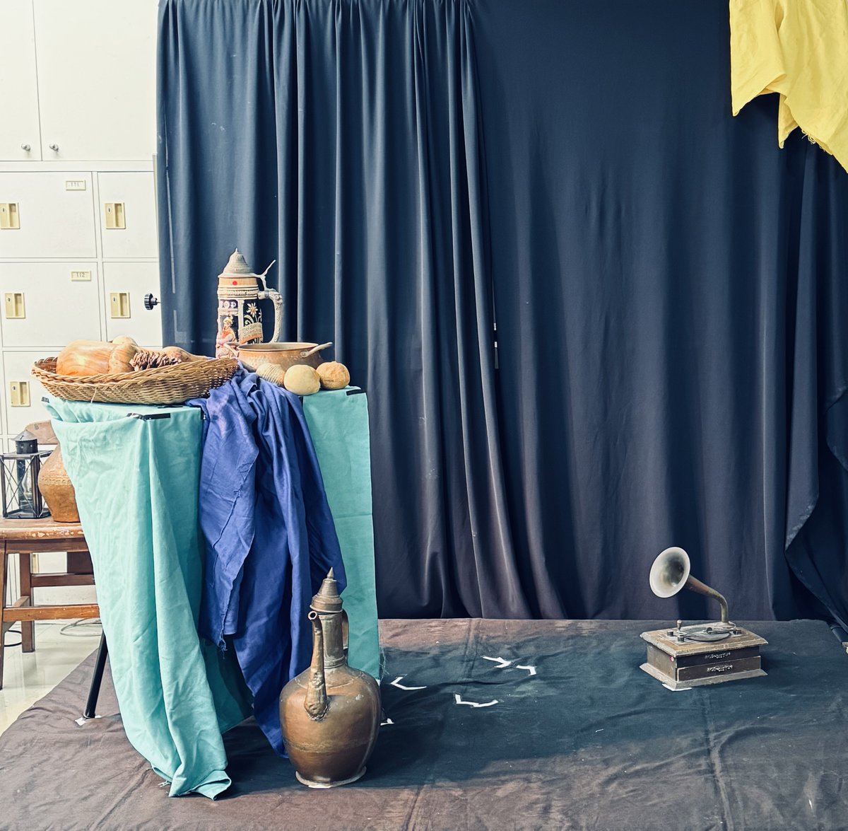 パンが無かったので、モチーフ棚から色味で選んで犬の木彫を。本家では