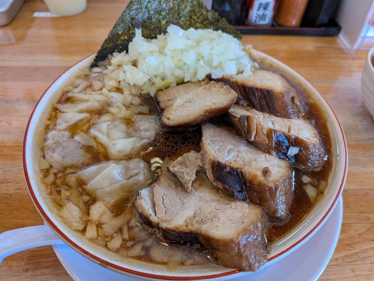 guilder_s's tweet photo. 麺の輪チャーシュー麺ワンタン玉ねぎトッピング https://t.co/qynxUi2NzI