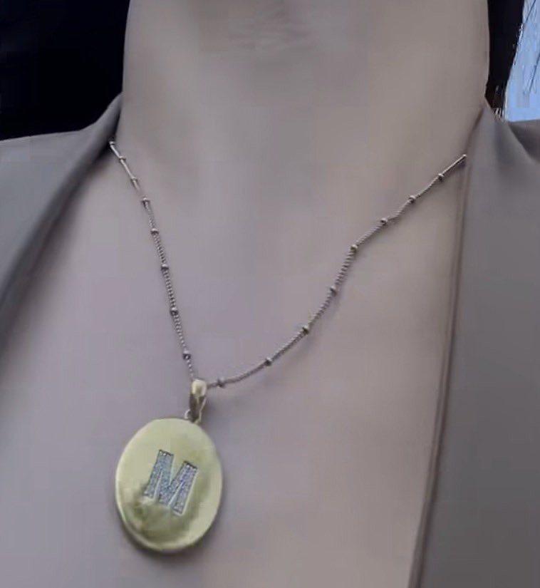 สร้อยพี่โมนี่แบรนด์อะไรอะหาไม่เจอ คือชีสั่งแบบ customize เหรอ เฉลยหน่อยก่อนจะกลายเปนลิงของจิง เอาสร้อยสั่งทำพิเศษให้น้องใส่เหรอ😭😭😭🐒🐒🐒🫠🫠