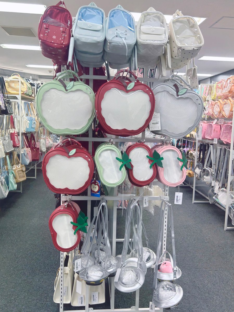 Shelly_Coco_'s tweet photo. ⸝⸝  ⭑ #ShellyCoco3号店 ⸝⸝  ⭑  

おはようございます·͜· ❤︎
ShellyCoco3号店、本日もプレオープンしております🌸◦°
 
ちっちゃなぬいちゃんを2人入れたらかわいいさくらんぼができちゃう痛バッグや かわいくて大容量なバッグなどがたくさんദ്ദി＞ᴗ＜)🎀✧
小春日和のお出かけのお供にいかがでしょうか🐝🌸◦°

本日も皆さまのご来店を心よりお待ちしております◞❤︎

🫧池袋駅から徒歩4分🫧営業時間11時〜21時🫧
🫧中池袋公園横🫧東京都豊島区東池袋1丁目15-10 第5アムスビル6F🫧