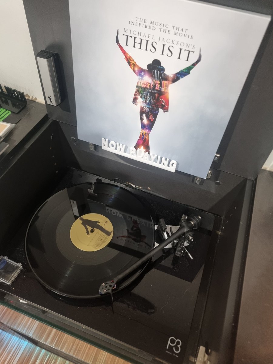 OldSkhoolGaming's tweet photo. When in Sydney I did the usual visiting of "foreign" Record stores and picked this up, put it back and then made a second trip back to @redeyerecords to make the purchase.

@michaeljackson sure did know how to make pop music 🥰

#ilovevinyl #PlayItLoud #RegaP3 #MichaelJackson https://t.co/NCi6u3UhcB