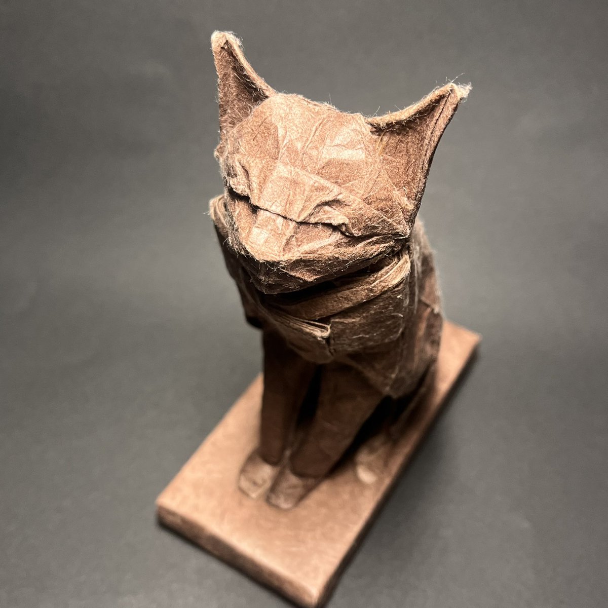 orimichio's tweet photo. 【バステト/Bastet】
創作:みっちー
40cmロクタ紙/不切正方形1枚折り

特に首飾りをこだわって作りました。基本構造は16等分蛇腹で、一部32等分になっています。

#折り紙　#バステト https://t.co/pgMVuvIS5u