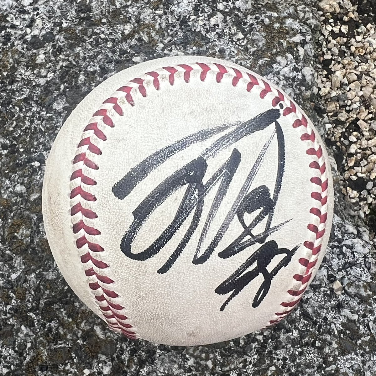 辻くん皆にサインしてくれた😭 なおこれはサインボールではなく息子の