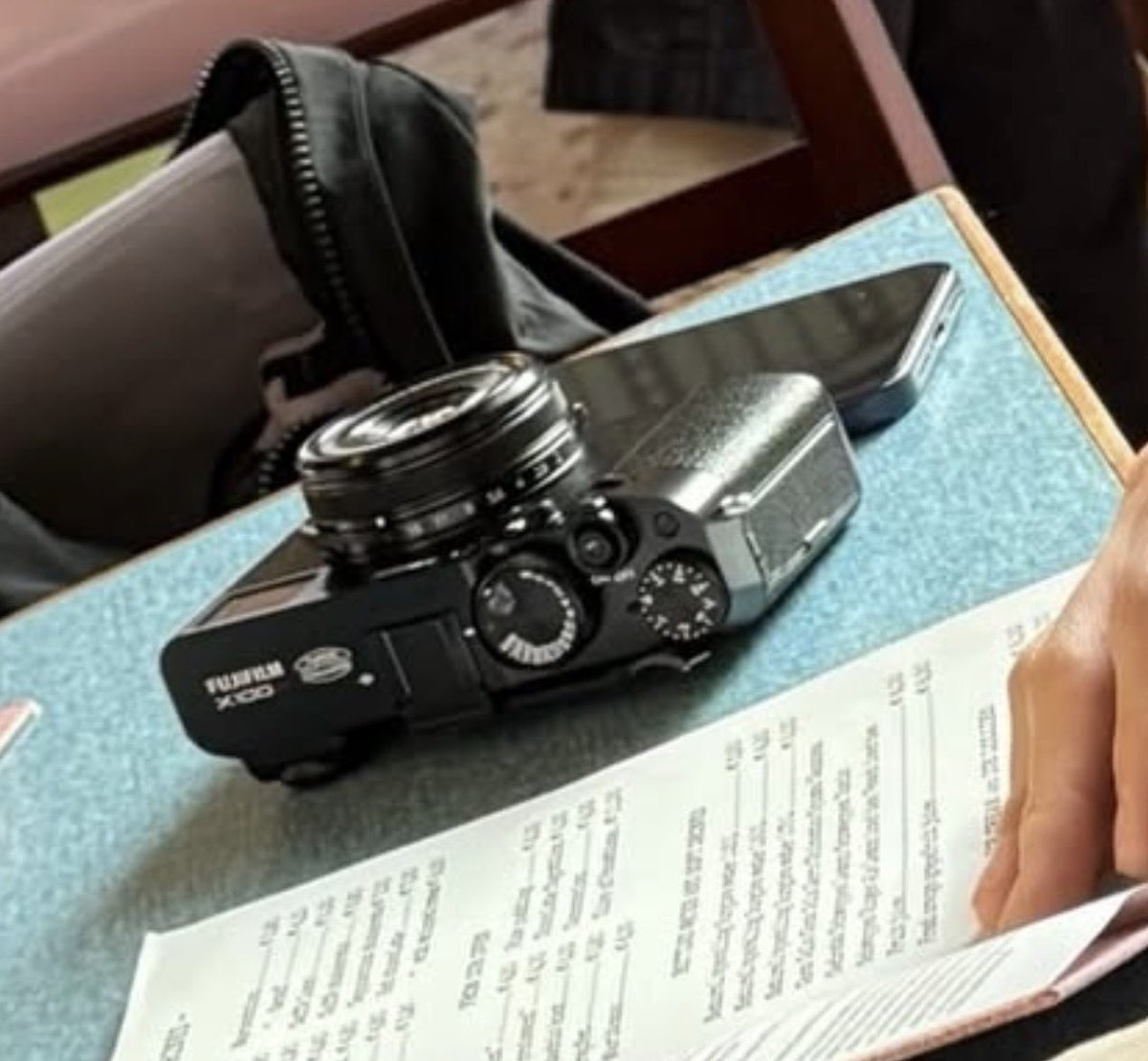 o wooyoung e eu com a mesma camera 🗣️ queria trocar receita de filme com ele qual será que ele usa mais