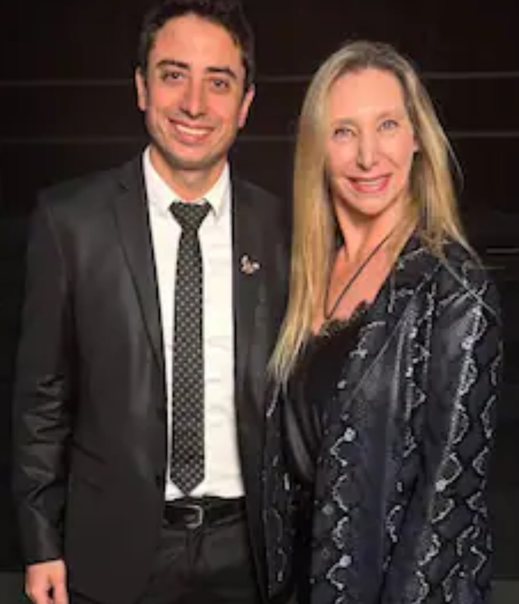 Enzo Fullone
Solo sabía ser empleado en casinos...
Un día la del 3% lo llamo para reemplazar a la narco Villaverde.
Hoy gana 12 mlones de pesos para decir en el congreso q los glaciares son un pedazo de roca q no sirven para nada.
Cheeeeeee!