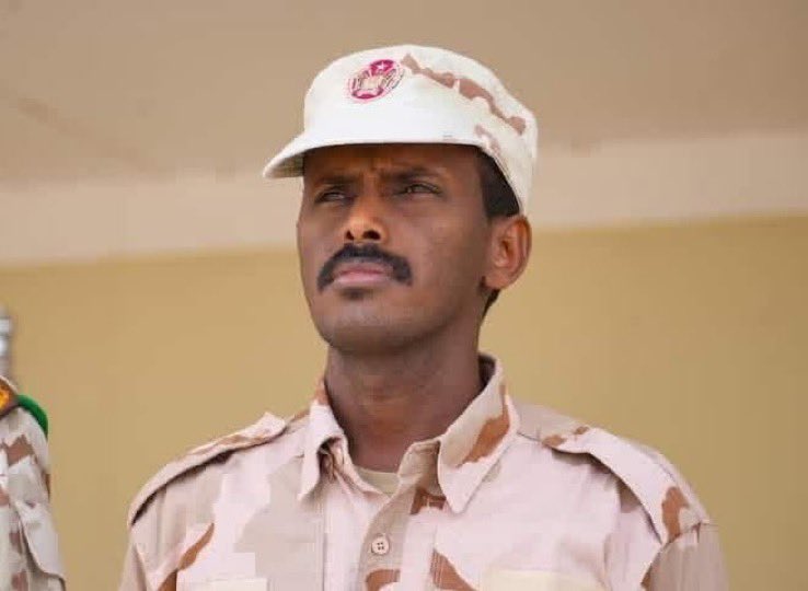 dervishconan's tweet photo. من قائد في جبهة التحرير أوجادين إلى جنرال و قائد السلاح الجو الصومالي: رحلة الجنرال عبد الرزاق:
وُلد الجنرال عبد الرزاق محمود حاجي، المعروف بلقب عبد الرزاق إريتريا في بلدة قبر طاهر  بإقليم أوجادين. نشأ في عائلة ذات تاريخ نضالي، وكان خاله الراحل الدكتور محمد صراط دولال أكاديميًا وعضوًا سابقًا في اللجنة المركزية والتنفيذية لجبهة تحرير أوغادين الوطنية، وقد قُتل في يناير 2009 خلال اشتباكات مع وحدات من الجيش الإثيوبي.
التدريب المبكر في إريتريا و غزو  2007: 
في عام 2005، وأثناء انتمائه إلى جبهة تحرير أوغادين الوطنية، أُرسل عبد الرزاق إلى إريتريا لتلقي تدريبات في حرب العصابات والقيادة العسكرية. هناك التقى بصوماليين قدموا من مقديشو في ظل التوترات العسكرية التي شهدتها المنطقة آنذاك.تشير تقارير إلى أن الجبهة دفعت بعدد من المقاتلين الذين تلقوا تدريبات في إريتريا إلى الصومال وكان لبعضهم لاحقًا أدوار بارزة في الأمن و الجيش الصومالي.
دوره في مرحلة الرئيس السابق محمد فرماجو والعلاقات مع إريتريا: 
خلال فترة الرئيس السابق محمد عبد الله فرماجو، برز دور الجنرال عبد الرزاق في تعزيز العلاقات بين مقديشو وأسمرة، ما أسفر عن إرسال أعداد كبيرة من وحدات الجيش الوطني الصومالي إلى إريتريا للتدريب.ومع تولي الرئيس حسن شيخ محمود الإدارة الحالية، استمر عبد الرزاق في أداء دور محوري في التنسيق بين الصومال وإريتريا.