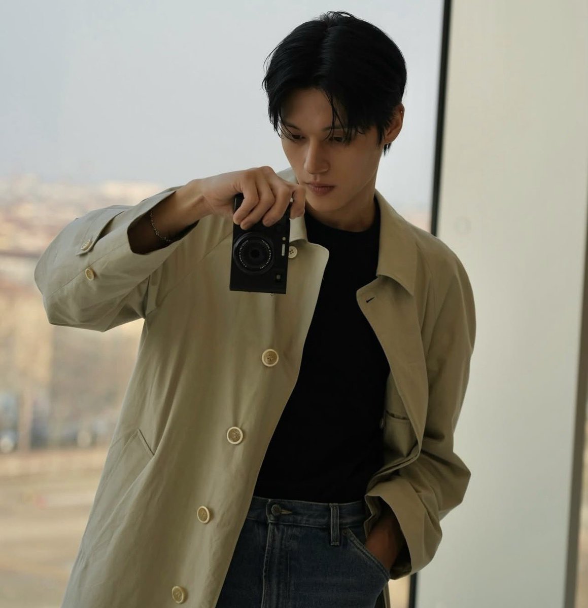 homi doido usa a câmera sem strap pelo amor de deus wooyoung