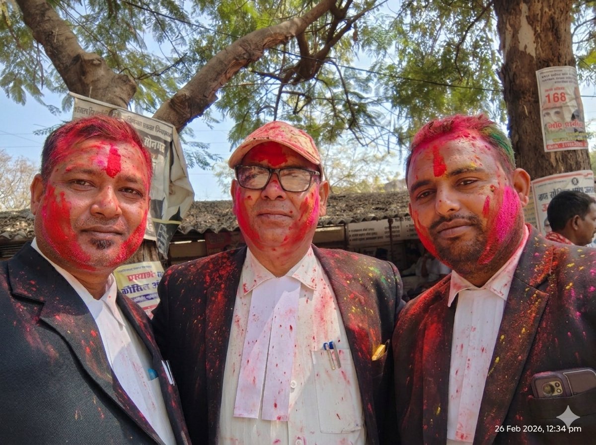 AdvShaktiSen's tweet photo. सोनभद्र कचहरी में होली 🫟 मिलन के दौरान वरिष्ठ अधिवक्ता अशोक प्रसाद श्रीवास्तव अध्यक्ष जी और पवन मिश्रा एड के जी के साथ सेल्फ़ी! https://t.co/z3GHdu8Hib
