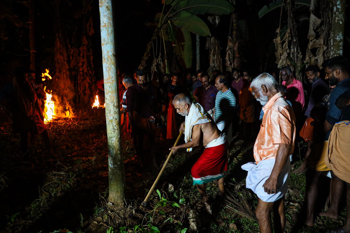 DeviOthera's tweet photo. വിശ്വപ്രസിദ്ധമായ ഓതറ പുതുക്കുളങ്ങര ദേവീക്ഷേത്രത്തിലെ മീനതിരുവാതിര മഹോത്സവത്തോടനുബന്ധിച്ച്  പടയണിക്ക്  തുടക്കംകുറിച്ചുകൊണ്ട് കവുങ്ങു പിഴീൽ ചടങ്ങ് നടന്നു...

പുതുക്കുളങ്ങര അമ്മേ പ്രസീദ പ്രസീദ 🙏 
 #ഓതറ_പുതുക്കുളങ്ങര_ദേവീക്ഷേത്രം🕉️ #Puthukkulangara #പുതക്കുളങ്ങര https://t.co/LwnBQE1Is1