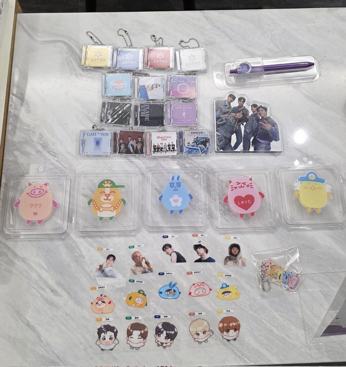 여섯째날 오픈했습니다💜

오늘 럭드 리스트와 일부 럭드상품 실물입니다😊

#아스트로 #ASTRO #MJ #JINJIN #CHAEUNWOO #MOONBIN #YOONSANHA #엠제이 #진진 #차은우 #문빈 #윤산하
#10년이_흘러도_여전히우린함께야
#EvenAfter10YearsWeStillTogether