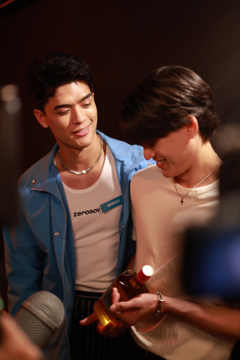 น่ารักมั้ยอาโนลด์ จีบได้เลยตั้วโสดรอ you คนเดียวละ 

#OnlyFriendsDreamOnEP1 
<a href="/Josswayar/">JWR</a> <a href="/gawincaskey/">Gawin Caskey</a>