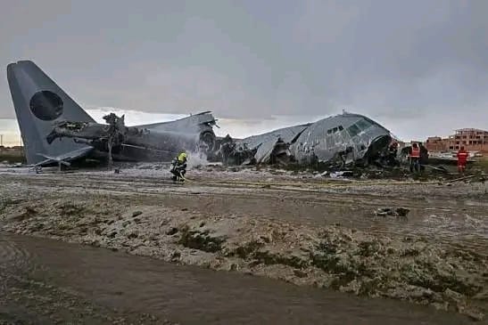 Edgar_sonc's tweet photo. #Bolivia | La plata que estan  quemando sirve ✅. 
Es Narco avión SINIESTRADO❗. 
Están QUEMANDO pruebas✅.

Rodrigo Paz le ganó de lejos a su narco padre Jaime Paz; en solo tres meses demostró que son los campeones del narcogobierno.

#Accidente #RodrigoPaz #ElAlto https://t.co/kGDofnGIgZ