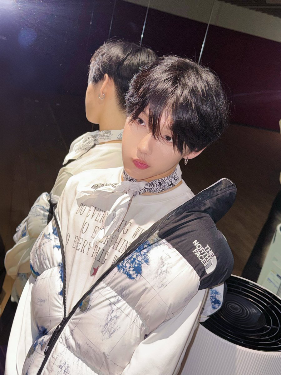 Sh03_lov's tweet photo. 얼굴이 너무 어려서 반다나가 손수건처럼 보임이·· https://t.co/88iNQDad17