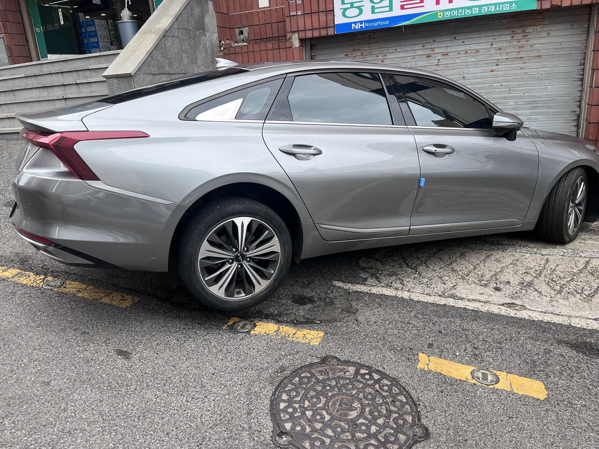 실시간 울산 주차의 신

늬들은 4바퀴로 주차하지? 난 3바퀴로 주차해