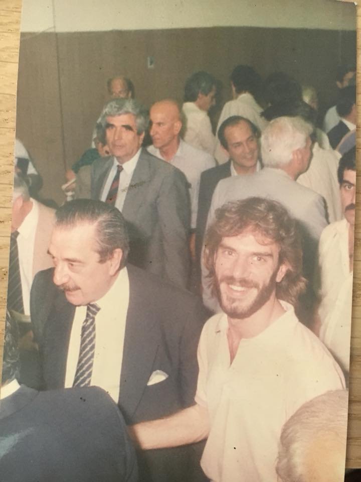 Esta foto de Darío Lopérfido junto a Raúl Alfonsín es de 1983.
Tenía 19 añitos.
Recuerdos..
facebook.com/loperfidod/pho…