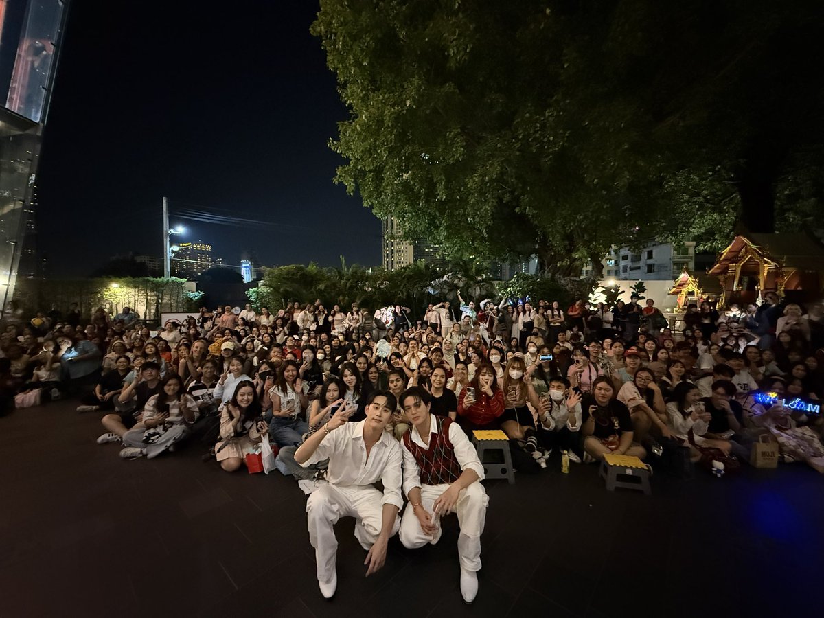 จริงๆ รวมพลวิลเลี่ยมเอสมันไม่ได้ดีแบบนี้ตั้งแต่แรก ครั้งแรกที่รวมพลไม่มีไฟ ไม่มีไมค์+ลำโพง ฟคน้อยกว่านี้เกือบครึ่ง รวมพลมืดๆกับเสียงที่แทบไม่ได้ยิน ฟค.ตะโกนแทรก ดาราได้คุยแค่รายคน ประสบการณ์สอนให้ทั้งดารากับฟค.พัฒนาตัวเองมาเรื่อยๆ คอยสอนคอยเตือนกัน จนมวลมันออกมาดีแบบทุกวันนี้