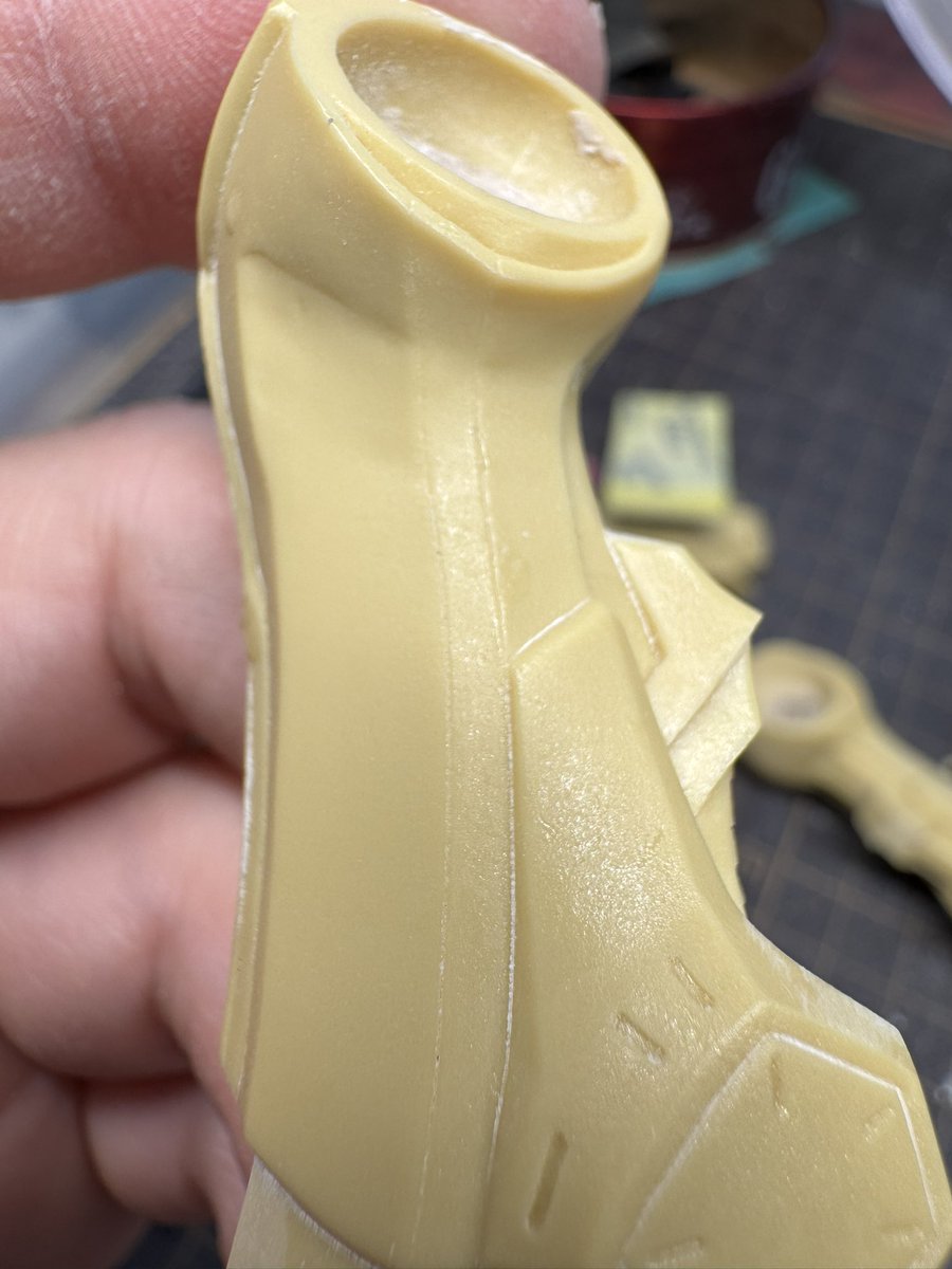 Pラインなのかモールドなのかを見極める作業が楽しくなってきた。
消しそうになって、んんん？？お前さてはモールドだな？？
彫り起こしてやるぜぇぇぇ
が楽しい（笑）