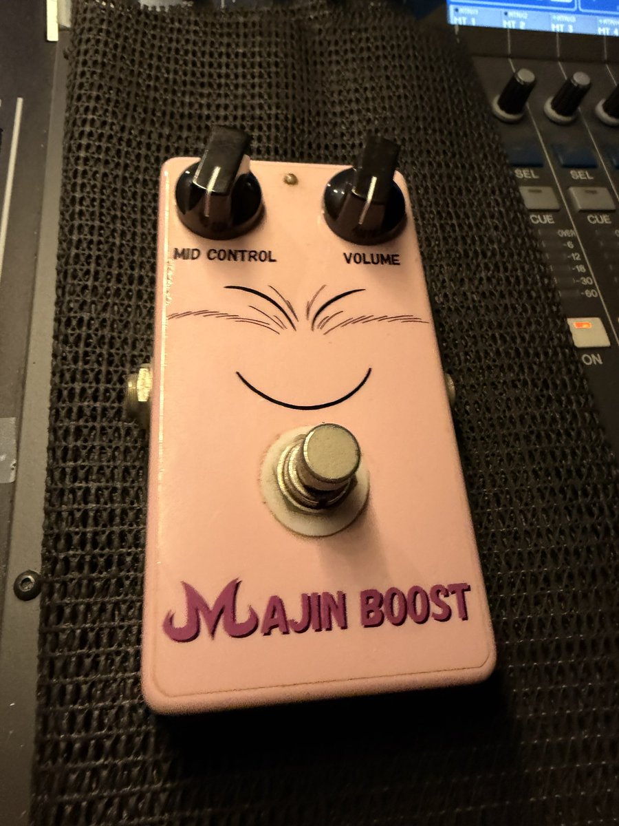ギターのブースターペダル。

MAJIN  BOOST
ハンドメイド。

以前ファンの方に頂いたお宝物。

ドラゴンボール好き過ぎてメイン機材にラインナップ。