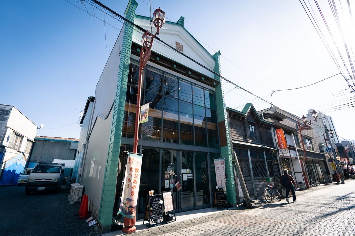 chichiburesort's tweet photo. 【金物店が手がける、秩父おやきのカフェ🏠🍵 番場通り「喜Café」】
秩父神社から徒歩2分、緑青色のガラス張りが目印のカフェ。鉄骨螺旋階段×木造の唯一無二の空間で、注文後に焼き上げる「秩父おやき」と珍しい「ごぼう茶」を。2階席・電源・Wi-Fi完備で観光の休憩にも◎
https://t.co/0SGXyUAAFf https://t.co/zArmDX0qJu