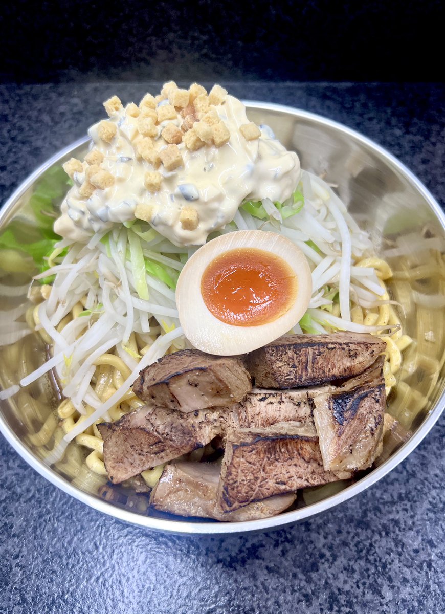 新江古田 兄貴んち
タルタル汁なし　麺1.5倍
きました。本作3食め。今回は腹を空かせて麺増し。たがやはり多かった。。(笑)
ラストタルタルはこれまでに増して麺に絡む絡む。ラストに相応しいタルタルでした。笑
クリーミーでジャンキーでボリューミー
最高でした。ごっそれい！！