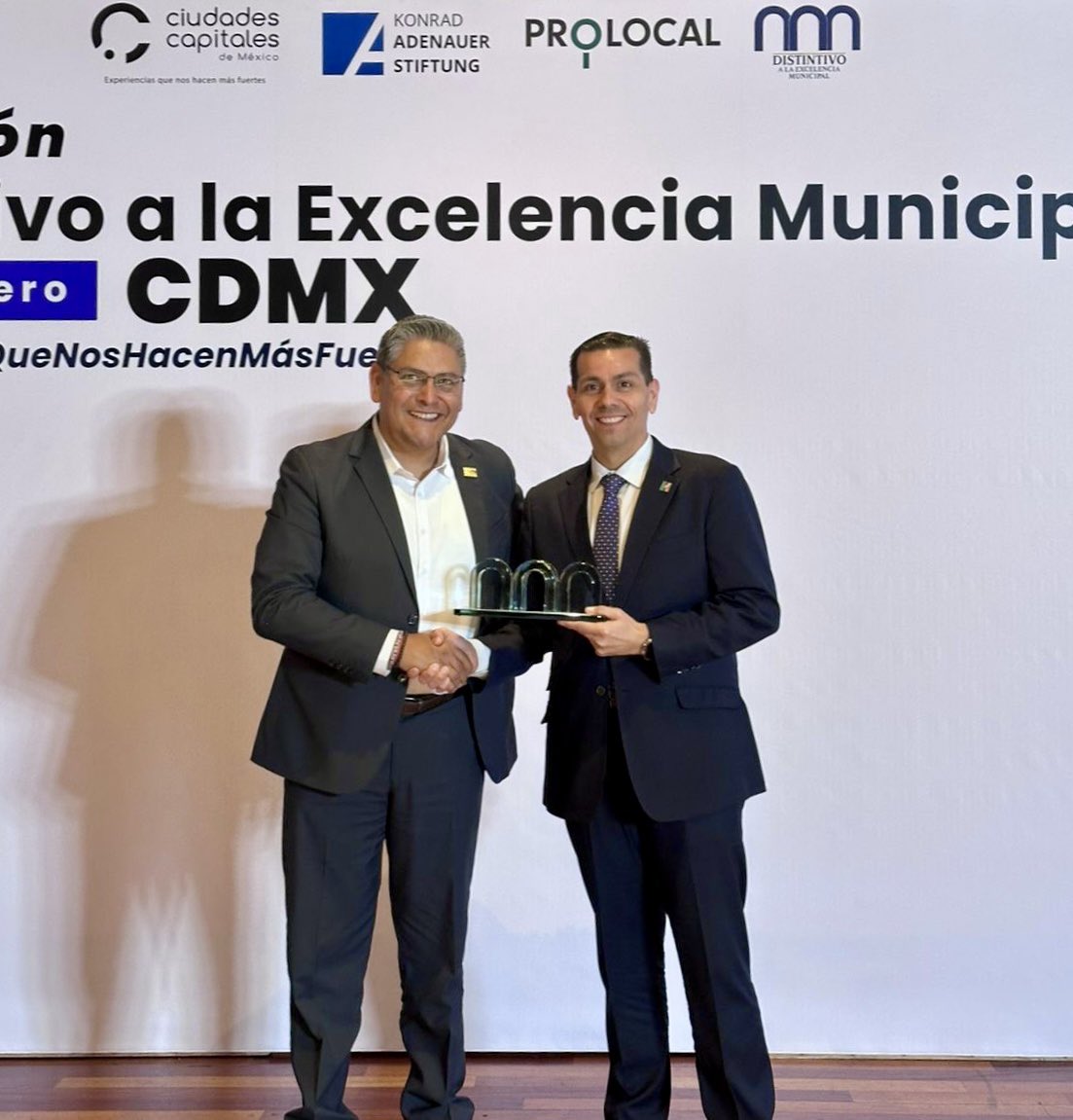 <a href="/HermosilloGob/">Gobierno de Hermosillo</a> galardonado con el Distintivo a la Excelencia Municipal de <a href="/CiudadesCapital/">Ciudades Capitales</a> , gracias a sus políticas públicas en materia de salud ¡Muchas felicidades! <a href="/drluisbecerra/">Luis Becerra Hurtado</a>