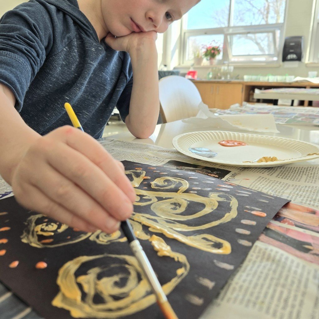 WPSSicomac's tweet photo. KM art enrichment - artists are experimenting with Gustav Klimt's style using gold pigments. ✨️ https://t.co/p6or16uSUa