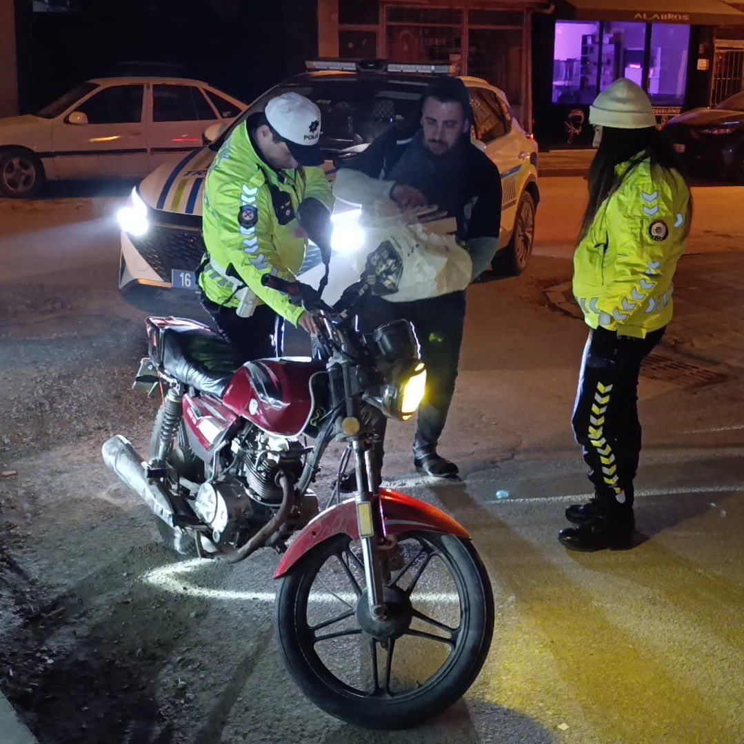⚪️ Bursa’da polisin “dur” ihtarına uymayan ehliyetsiz motosiklet sürücüsüne, yeni düzenlemeye göre 303 bin TL para cezası kesildi.