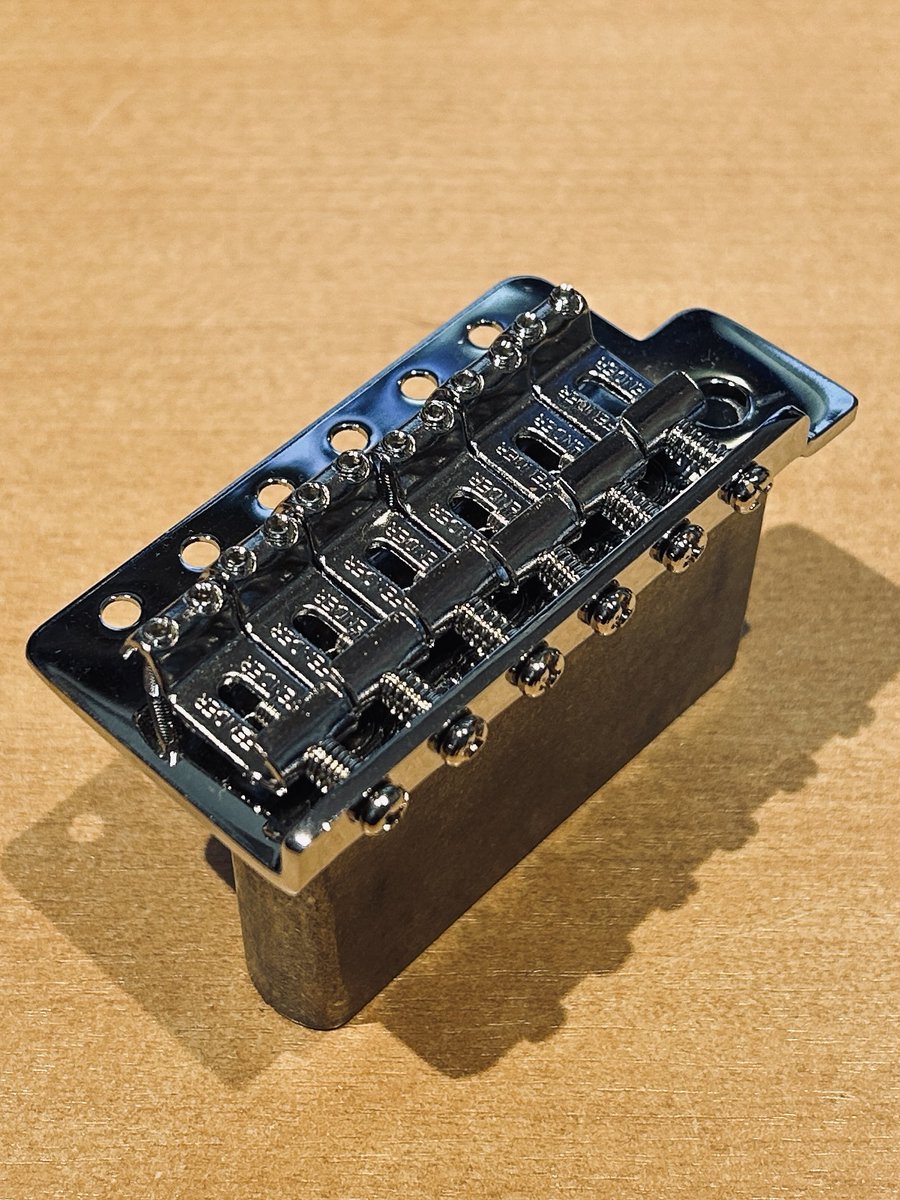 Masaru_4edge's tweet image. LIVEで良く使っているストラトのブリッジサドルのネジ穴が調子悪いので、サドルだけ買おうと思ったらブリッジごと買うのと大差なかったので、買ってみた。
これまで付いてたブリッジと比べてブロックがデカくてズッシリ。
どんなサウンドになるんだろう？楽しみだ。
#soundsgrow
#partage
#fender