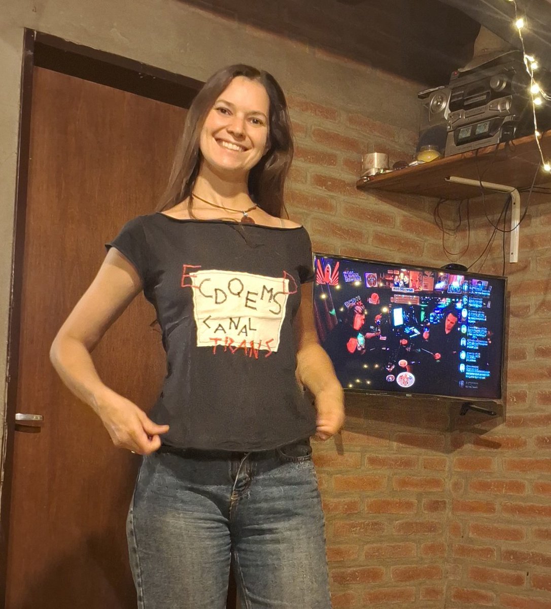 LuliECDQEMSD's tweet photo. Mi playera mas antigua, confeccionada x mi para la primera reunión desintegrada en la Isla del Tigre en otra vida jaja
#ECDQEMSD 
#27años
#temporada28
#playeraantigua https://t.co/Rgn71PCnrs