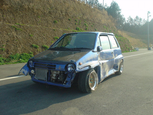taka_bull's tweet photo. #愛車でやらかした話を告白する 
コンパクトカーが買えるぐらいはかかった。鈴鹿ツイン、フルコースでスピンして土手に突っ込んだ...
帰ってきた後にはフロントのストラットが折れたｗ https://t.co/IjO6JHkupy