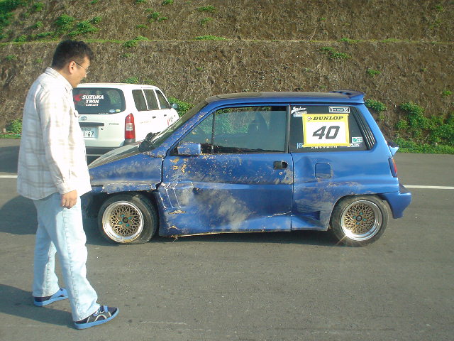 taka_bull's tweet photo. #愛車でやらかした話を告白する 
コンパクトカーが買えるぐらいはかかった。鈴鹿ツイン、フルコースでスピンして土手に突っ込んだ...
帰ってきた後にはフロントのストラットが折れたｗ https://t.co/IjO6JHkupy