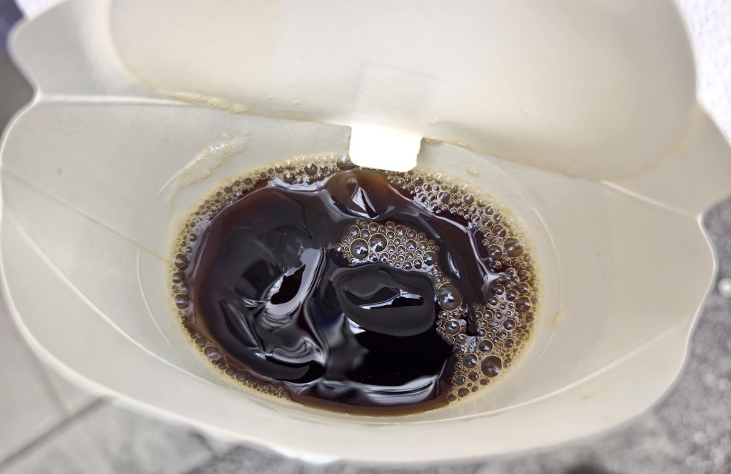 NekZima's tweet image. 名護市
「 Donabe Coffee 」さん

“アイスコーヒー”（タンザニア）
コクが引き立っていて酸味も爽やかで美味しい👍 鳩サブレーならぬ“ハブサブレー”（割れちゃったけど）がハブの形してて面白いし美味しかった👍

#donabecoffee
#タンザニア
#ダークロースト
#土鍋コーヒー
#沖縄コーヒー
#名護市