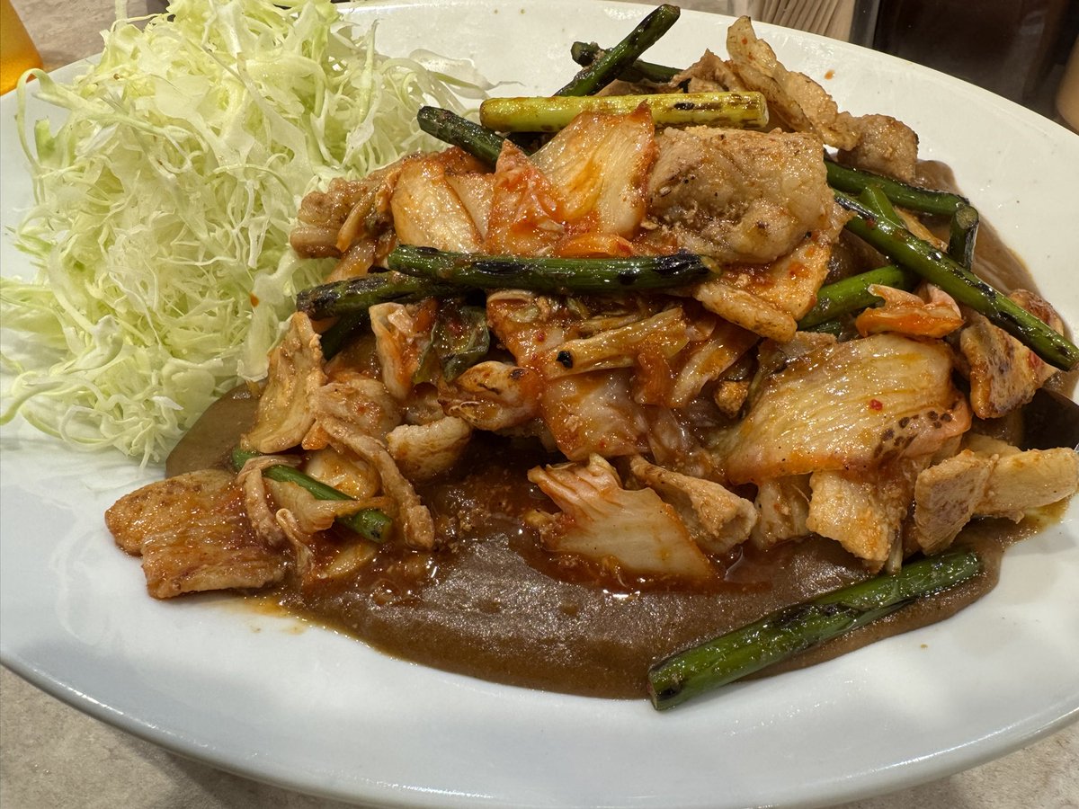 バーグの豚キムチカレー。キムチを食べると母親がよく「あなたのキムチがよくわかる〜」って古いCMソングを歌ってきたことを思い出す。自分は情報を食っているわけじゃないが、郷愁は食っているかもしれない。