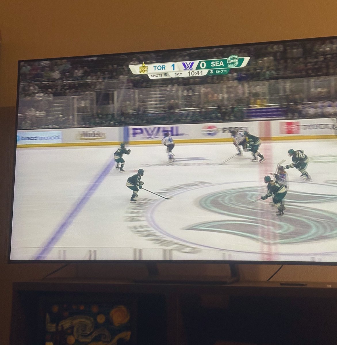 Had to sell my ticket but I love that the arena is full for the game 🥹