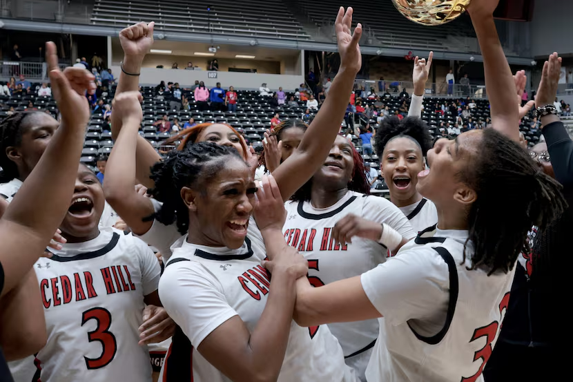 SportsDayHS's tweet photo. Cedar Hill stuns 12-time state champion Duncanville with wild fourth-quarter rally in regional final🫢

More from @DMNGregRiddle: https://t.co/bWilh8UHW4 https://t.co/mZJHFP4l57