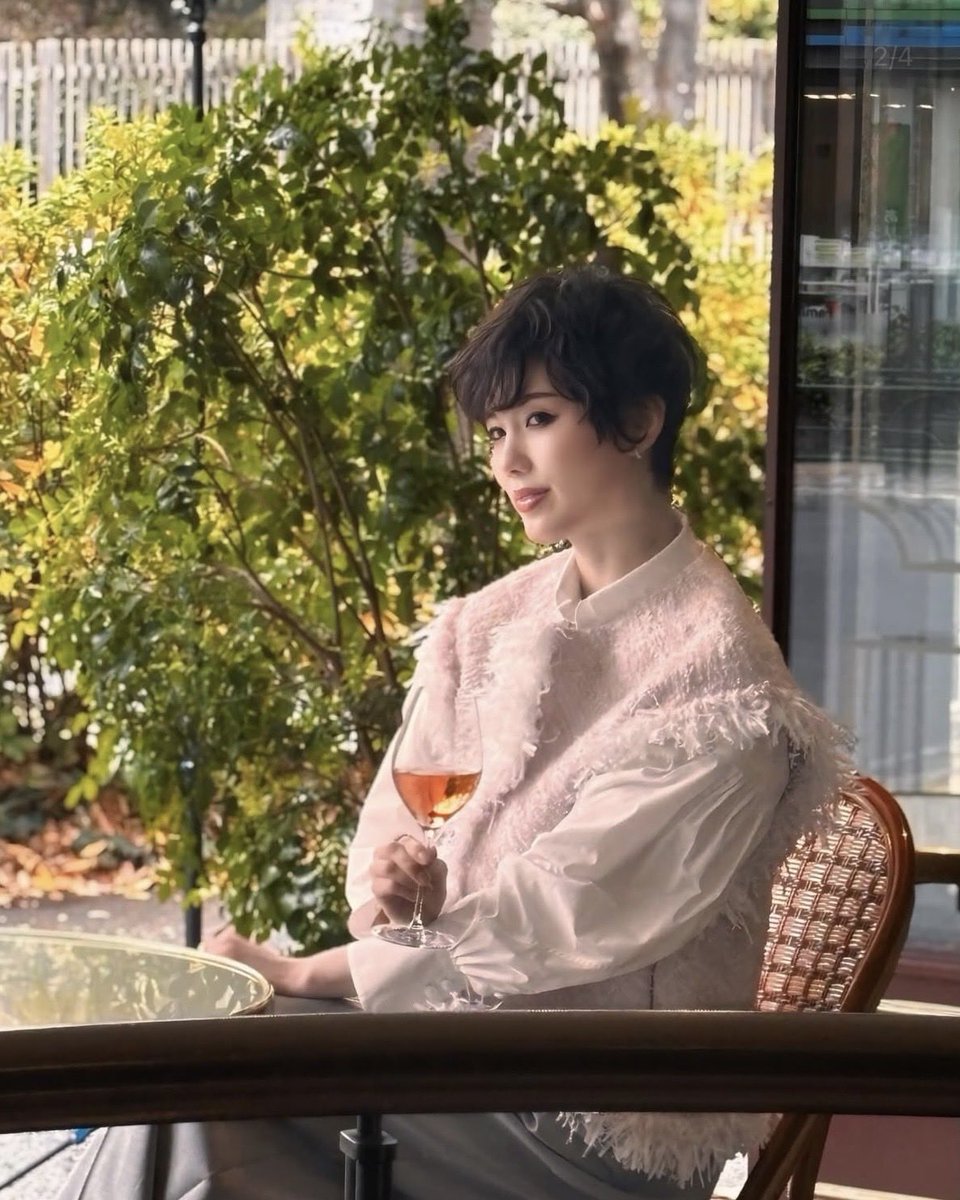 ayakazeofficial's tweet photo. 「家庭画報」4月号本日発売🍷
アザーカットをInstagramに投稿いたしました📷

撮影／猪俣晃一朗

#家庭画報
#kateigaho
#winetostyle
#ワイン
#ロゼワイン

 https://t.co/BkRyD7cc9B https://t.co/ID9D6pRSWS
