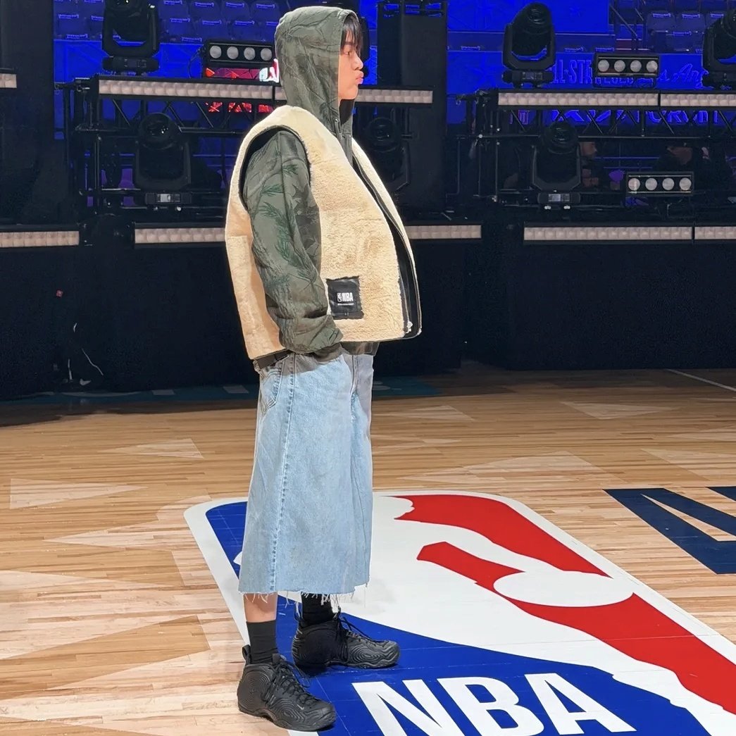 Keonho looks so small 😭