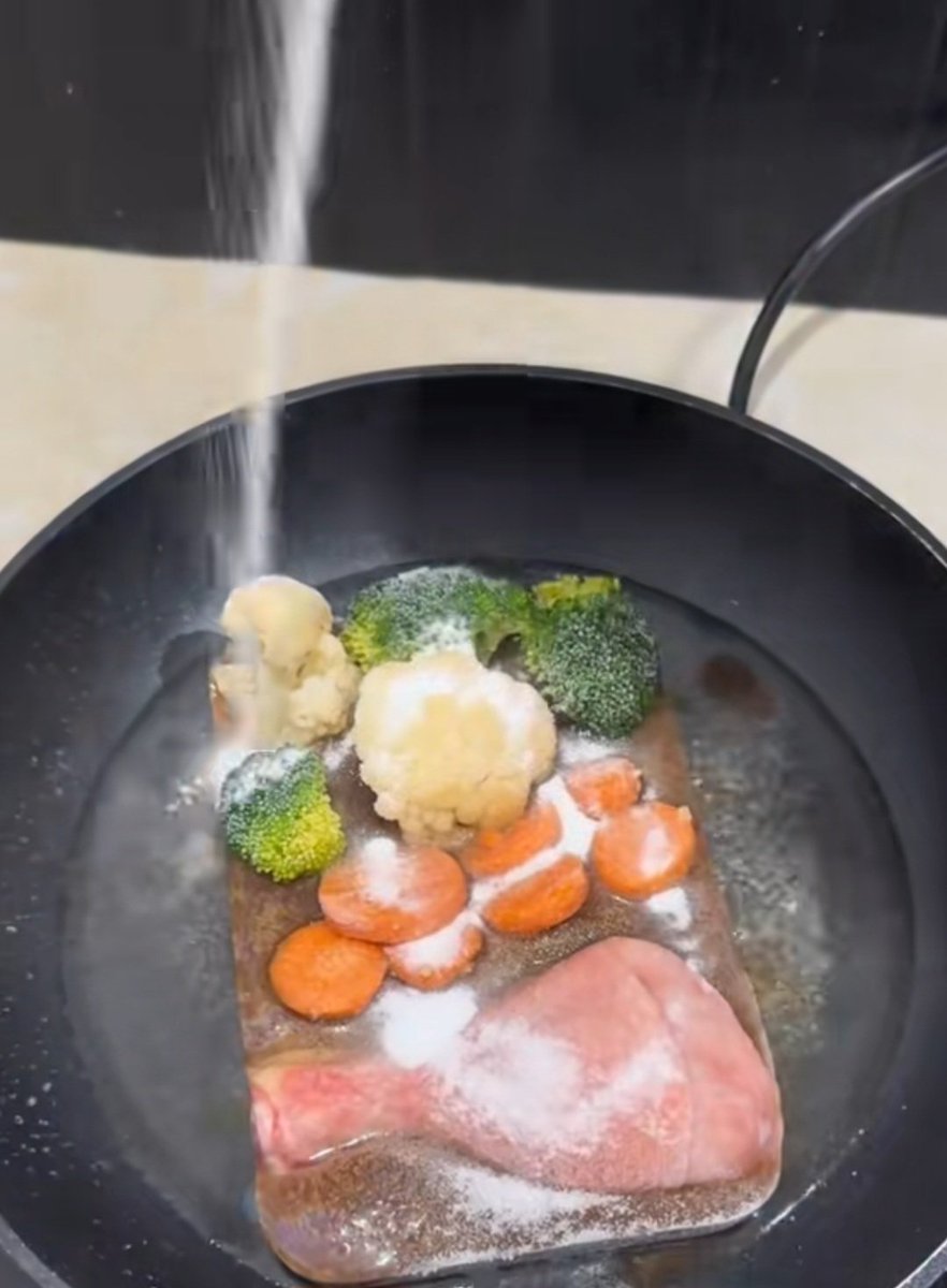 Hmmm... cena... esto estaba congelado hace 3 meses en la heladera espero no me caiga mal el recalentarla un poco...

*le tira 4 kilos de sal encima*