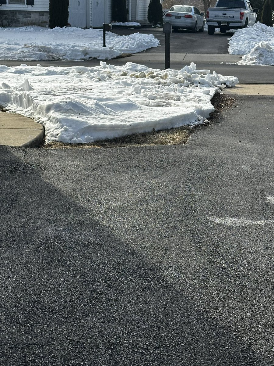 TheyAnnaMae's tweet photo. Snow from the other week. https://t.co/NiEBhChn9T